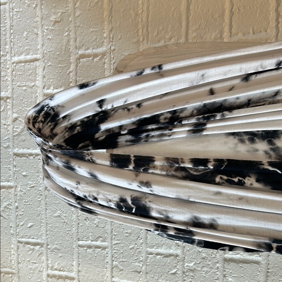 NYTT Black and White Sleeveless Open Side- draped back- open back Tank Top - Picture 6 of 8